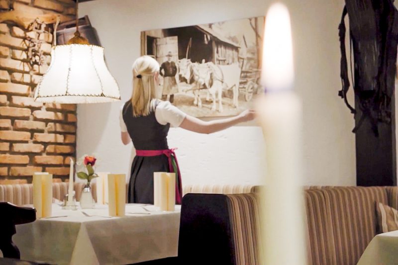 Maria Bachler richtet in Bild in der Reibn Stubn des Landgasthof Bachlerhof in Kematen/Ybbs (Niederösterreich)
