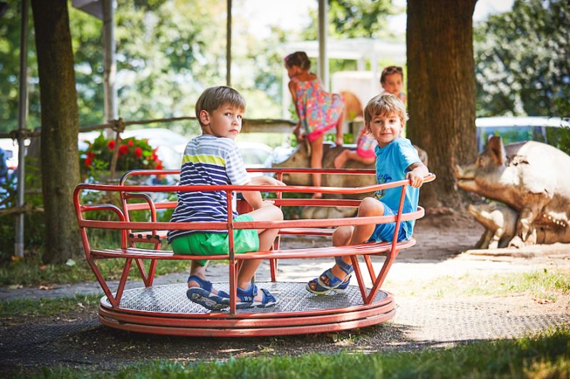 Kinder spielen am Spielplatz des Landgasthof Bachlerhofs in Kematen an der Ybbs (Niederösterreich)