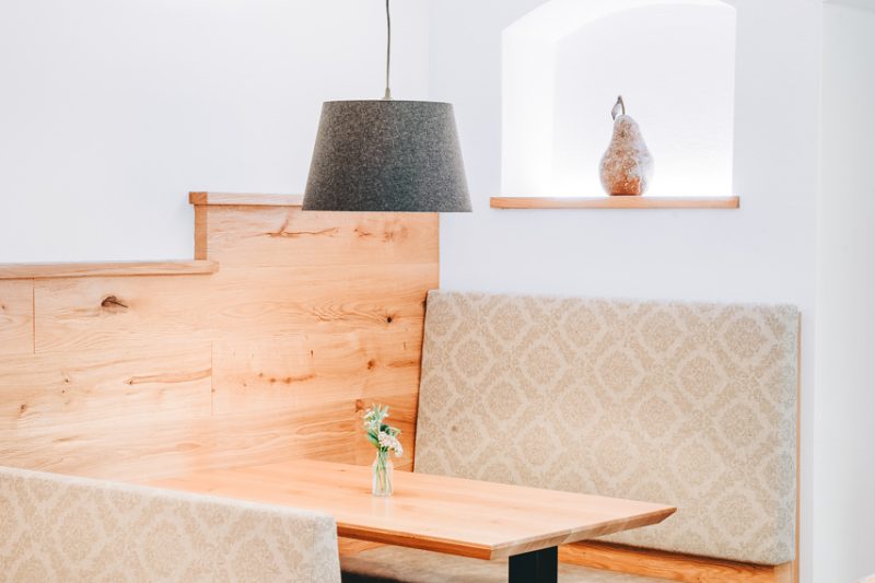 Detailaufnahme einer Sitzgruppe in der alten Stubn des Landgasthof Bachlerhof Kematen/Ybbs (Niederösterreich)