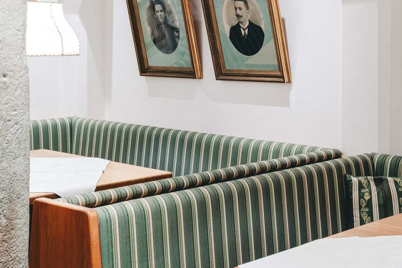 Alte Familienfotos in der Ahnl-Stubn des Landgasthof Bachlerhofs in Kematen/Ybbs (Niederösterreich)