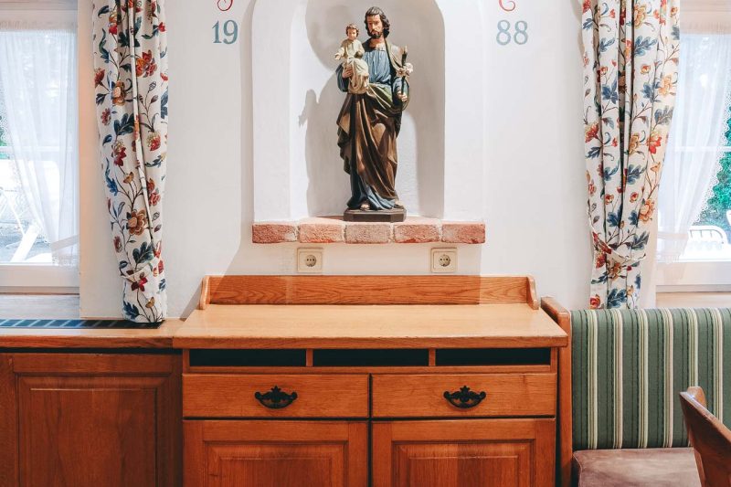 Foto einer Statue in der Ahnl-Stubn des Landgasthof Bachlerhofs in Kematen/Ybbs (Niederösterreich)