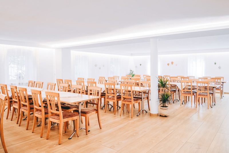Foto einer Festbestuhlung im großen Saal des Landgasthof Bachlerhof in Kematen / Ybbs (Niederösterreich)